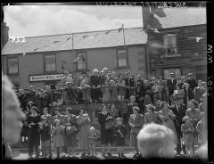 1950 Crowd Outside The Black Bull
